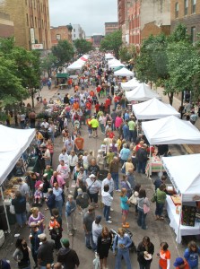 A farmers market in Des Moines, IA. Flickr user WindRanch, held under a Creative Commons non-commercial/attribution/no-derivative license.